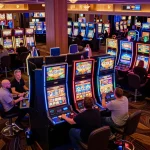 Các người chơi ăn mừng chiến thắng trên máy đánh bạc LUCK8 trong bầu không khí sôi động của casino.